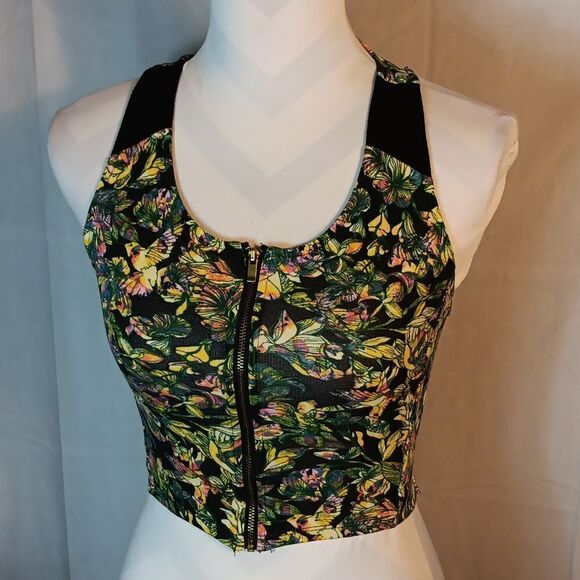 Ambar Cropped Racerback Tanktop - Picture 5 of 5